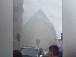 Seis camiones y 35 bomberos trabajan en la escena para controlar el incendio. YOUTUBE / Belajar System