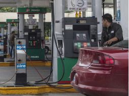 Los precios máximos del combustible serán de 16.24 pesos para el de menor octanaje y 17.99 para el de mayor octanaje. EL INFORMADOR / ARCHIVO