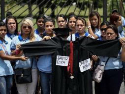 Centenares se manifestaron este viernes bajo la consigna ‘ni una muerte más’, protestando las 75 muertes en el país. EFE / M. Gutiérrez