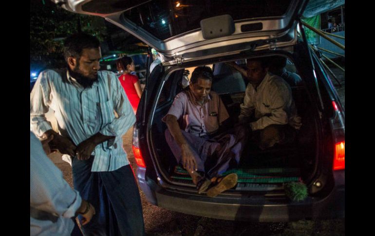 La imagen de trenes envueltos por personas, barcos atestados de gente y atascos eternos son comunes durante el Ramadán. AFP / Y. Aung Thu