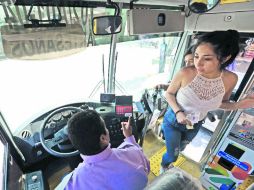 Al pendiente. La alcancía de pago está detrás de los operadores, así que no notan cuántas personas se suben sin pagar. EL INFORMADOR / G. Gallo