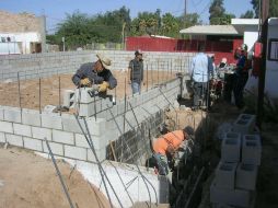 En esta época, es común que los albañiles usen diversas tácticas para protegerse del sol. EL INFORMADOR / ARCHIVO