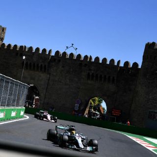 Hamilton lidera la Q1 en circuito de Bakú