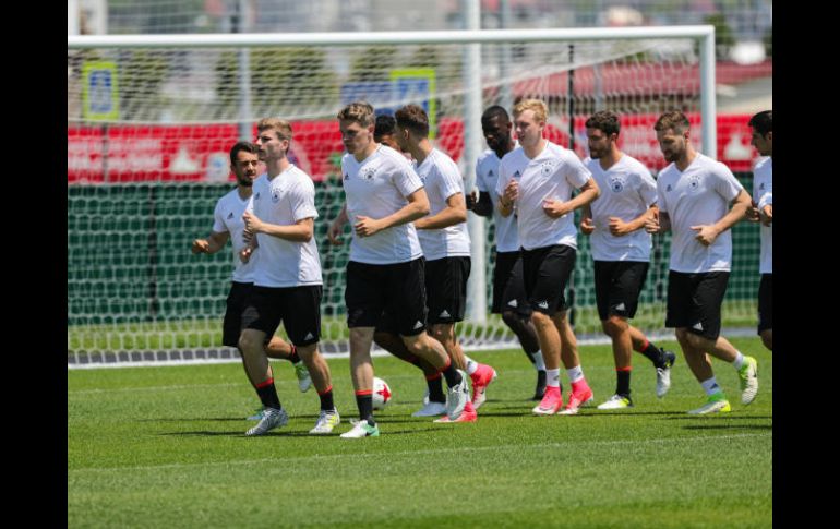 Algunas carambolas muy poco probables podrían dejar fuera de las semifinales a uno de los favoritos en Confederaciones. EFE / A. Babani