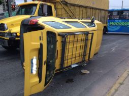 La volcadura ocasionó un derrame en el lugar que fue atendido por Bomberos de Guadalajara. ESPECIAL / UEPCBJ