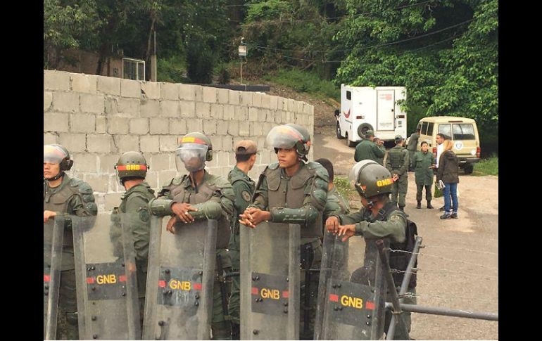 'No dejan pasar ni a los fiscales, ni a los médicos, ni al abogado, ni a mí. Exijo ver a Leopoldo', publicó Tintori en su Twitter. TWITTER / @liliantintori