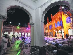 Durante estas fechas los musulmanes deben dedicar más tiempo a la oración y a la vida espiritual. EFE /