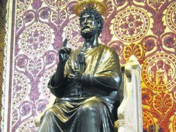 Estatua en bronce de San Pedro en el Vaticano. ESPECIAL /
