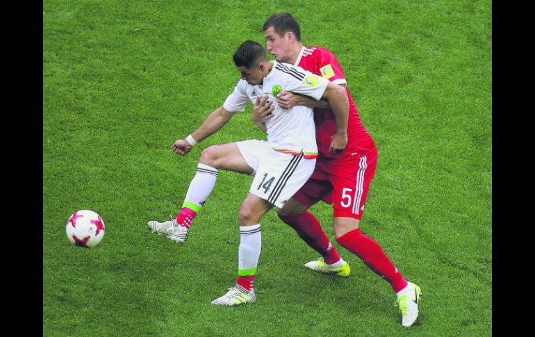 Javier Hernández batalló todo el tiempo con las mañas de los defensores rusos, pero en varias ocasiones logró superarlos. AFP /