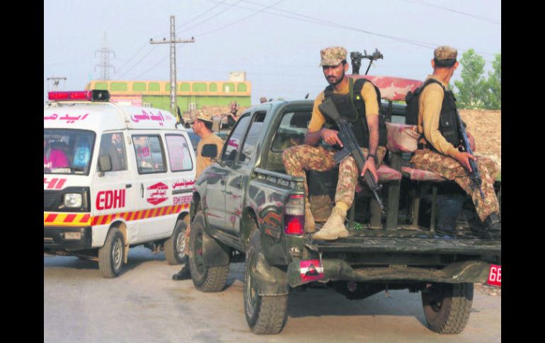 Soldados paquistaníes armados patrullan en una camioneta pick-up en una operación contra militantes yihadistas. EFE /