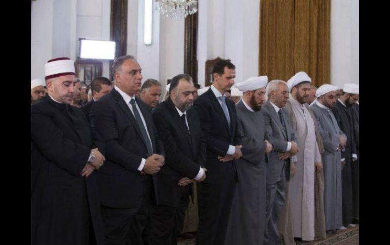 Al Assad (c) participó en la ceremonia junto con otros responsables y jeques religiosos. TWITTER / @metrobelgique