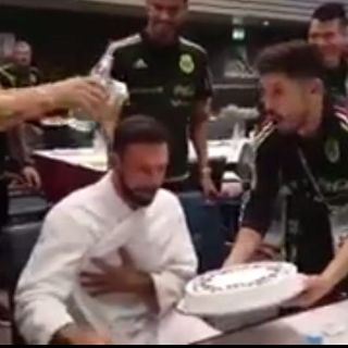 Miguel Layún celebra cumpleaños con ‘pastelazo’