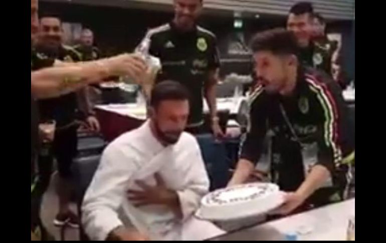 Oribe Peralta dirige el festejo para el lateral veracruzano. TWITTER / @miseleccionmx