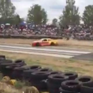 Piloto de Nascar pierde el control y va hacia las gradas