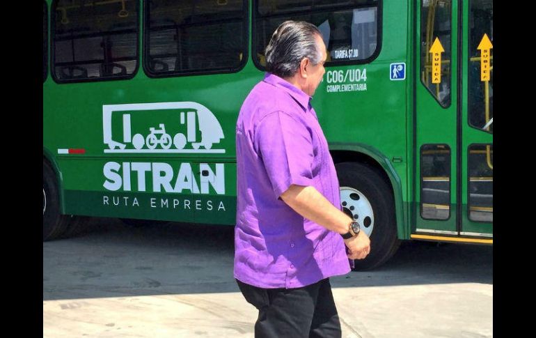 Servando Sepúlveda recorrió patios de encierro, talleres y almacenes donde se equipan los autobuses. TWITTER / @ServandoSE