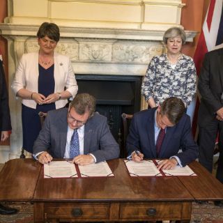 Partido norirlandés acuerda apoyar gobierno de Theresa May