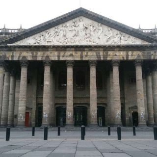 'Grafitean' columnas del Teatro Degollado