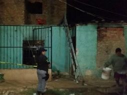 El causante del incendio es detenido por oficiales de la Policía de Tonalá. ESPECIAL /