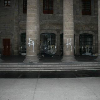 Policía detiene a dos menores por daños en Teatro Degollado