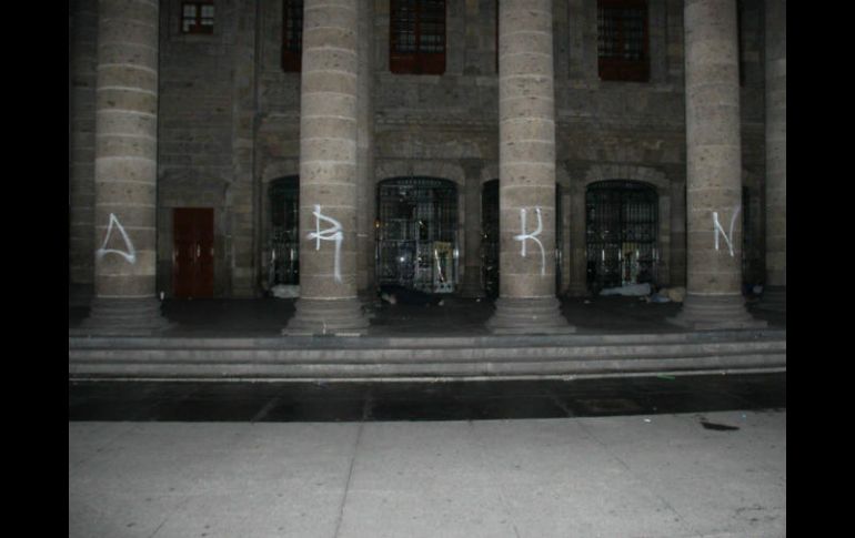 Los dos jóvenes, ambos de 16 años, ''grafitearon'' ocho columnas del recinto; según la policía. FACEBOOK / Policía Guadalajara