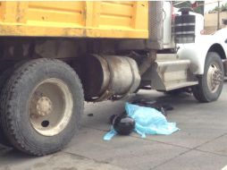 Policías encontraron sin vida a un motociclista de aproximadamente 25 años. ESPECIAL /