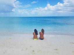 Montserrat y Yaya posaron desde las playas de Turcos y Caicos, portando únicamente la parte inferior de su bikini. INSTAGRAM / montserrat33