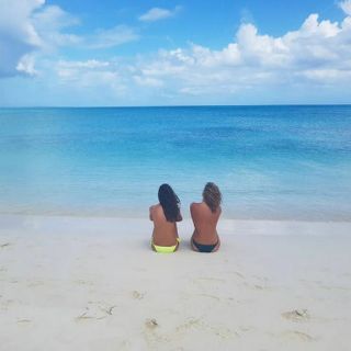 Montserrat Oliver y Yaya Kosikova posan en ‘topless’