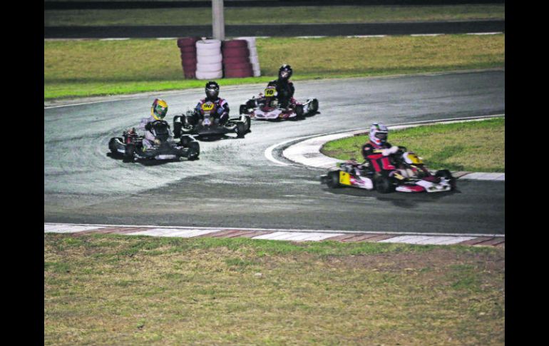 Pilotos de diferentes edades se reúnen en el Kartódromo 'Óscar Casilllas' para demostrar sus habilidades al volante. EL INFORMADOR / M. Vargas