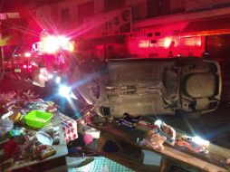 Luego de los disparos, el vehículo termina volcado sobre un puesto de comida. ESPECIAL /