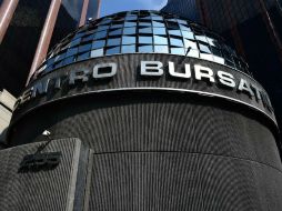 En el mercado de renta variable se opera un volumen de 3.408 millones de títulos por un importe económico de 102.7 millones de pesos. AFP / ARCHIVO