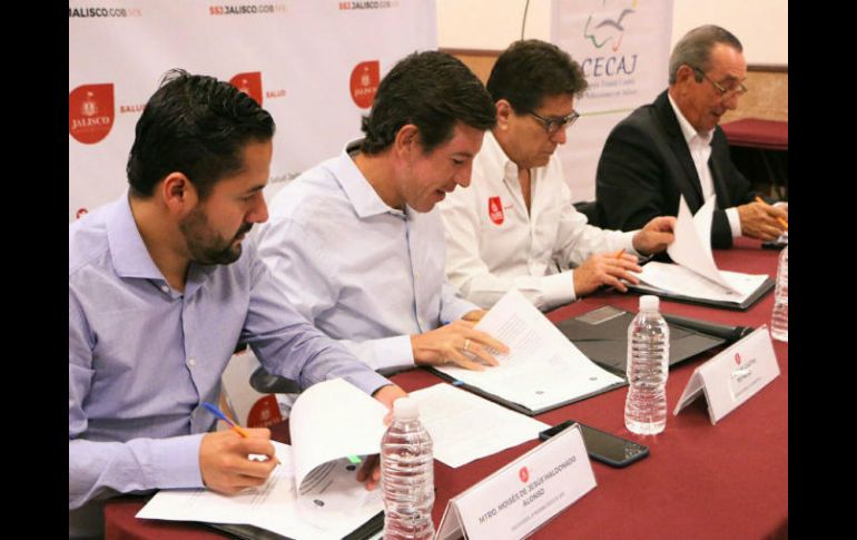 El titular de la Sedis, Miguel Castro firmó un convenio con el Consejo Estatal Contra las Adicciones en Jalisco. TWITTER / @SEDISOCIAL