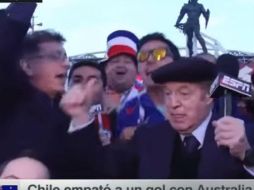 Ambos periodistas fueron interrumpidos por aficionados chilenos, quienes celebraban el pase de su equipo. YOUTUBE / TVFUTBOL