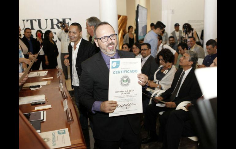 El representante de Urrea sostiene uno de los dos diplomas que recibió la empresa. EL INFORMADOR / A. Camacho