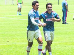 Carlos Salcedo no estaba de acuerdo con la manera de manejar el vestidor por parte de Omar Bravo y se enfrascaron en una lucha. EL INFORMADOR / ARCHIVO