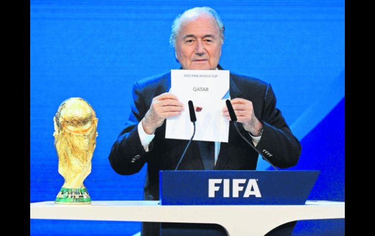 Archivo. Jospeh Blatter, presidente de la FIFA, anuncia que Qatar organizará la Copa del Mundo FIFA de 2022. EFE /