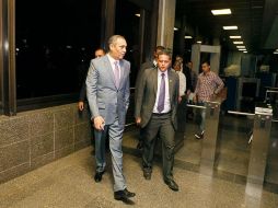 El presidente del Supremo, Maikel Moreno (Izq.), abandona el Tribunal después de que un policía disidente disparara conra el edificio. EFE /