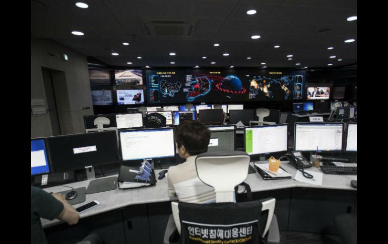 Empleados de la Agencia de Seguridad e Internet surcoreana KISA revisan los sistemas tras conocerse el ataque. EFE / YONHAP
