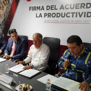 Patrones y sindicatos firman acuerdo laboral