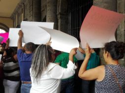 Una comitiva de los propietarios ingresa al Ayuntamiento para dialogar con las autoridades. EL INFORMADOR / V. Arenas