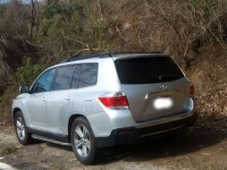 Los cadáveres estaban dentro de una camioneta gris al borde de la carretera. ESPECIAL /