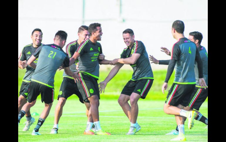 Javier Hernández (centro a la derecha) asegura que México puede jugar de tú a tú a cualquier rival. EFE /