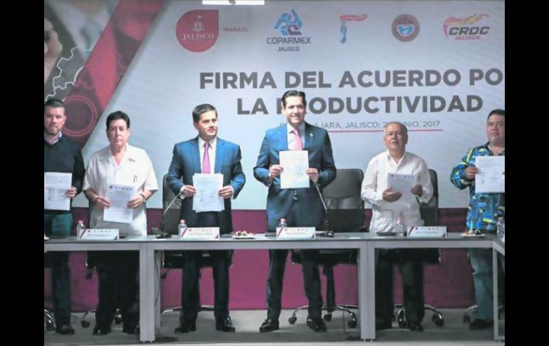 Titulares de la Secretaría del Trabajo y de diversos sindicatos firmaron el acuerdo sobre la mejora salarial. ESPECIAL /