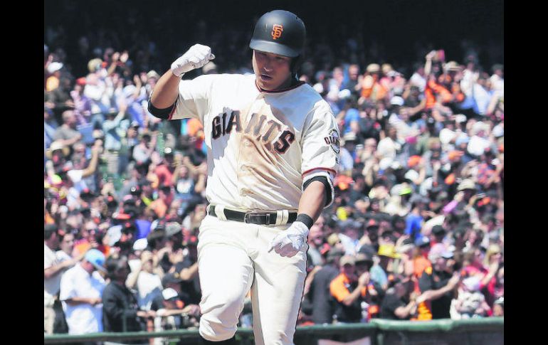 Jae-Gyun Hwang celebra antes de llegar a home, después de conectar su primer cuadrangular con los Gigantes de San Francisco. AP /