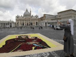 Los tapetes multicolores están realizados con flores, granos y aserrín por artesanos italianos. AP / G. Borgia