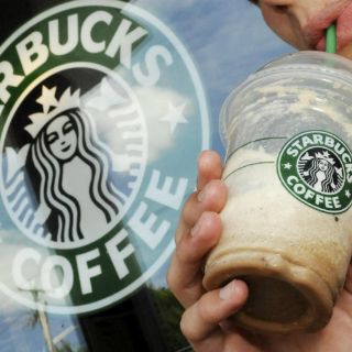 Hallan bacterias fecales en hielo de Starbucks