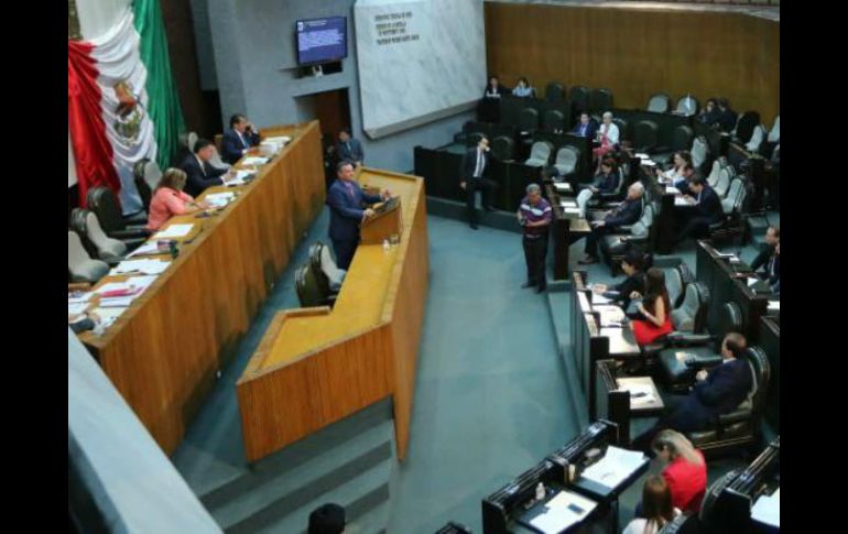 Asimismo, la ley contempla que los diputados locales que aspiren a reelegirse, no requerirán pedir licencia. TWITTER / @CongresoNL