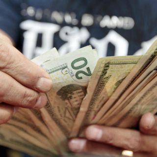 El dólar avanza y se coloca hasta en 18.44 pesos