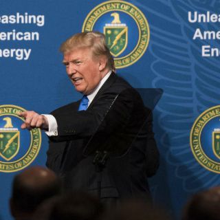 Trump anuncia un oleoducto con México; ‘iría por debajo del muro’