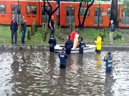 Elementos policiacos y bomberos, así como personal del Sacmex, trabajan por desfogar el agua acumulada. TWITTER / @SSP_CDMX