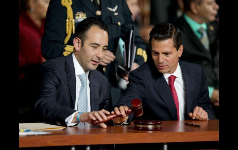 Tras ser víctima del software ‘Pegasus’, Zuarth (izq) calificó el hecho como un acto del crimen organizado. AP / ARCHIVO